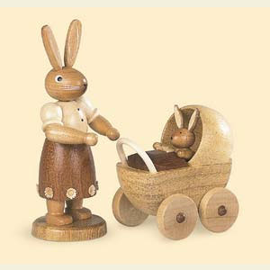 Kleine Figuren & Miniaturen Tiere Hasen Hasenmutter mit Kinderwagen - 11 cm