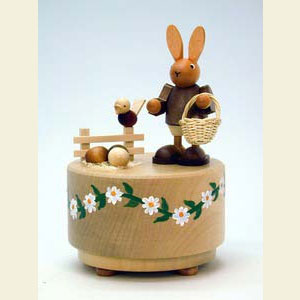 Spieldosen Diverse Motive Spieldose Osterhase am Zaun natur - d 9,5 cm