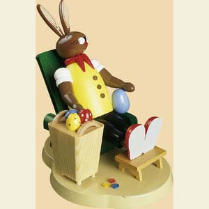 Kleine Figuren & Miniaturen Tiere Hasen Hase auf Sessel - 16 cm