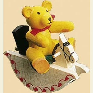 Kleine Figuren & Miniaturen Tiere B�ren B�r auf Schaukelpferd - 6 cm