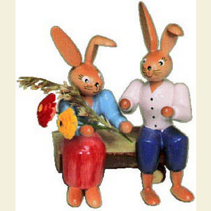 Kleine Figuren & Miniaturen Tiere Hasen Zwei Hasen auf der Bank - 7 cm