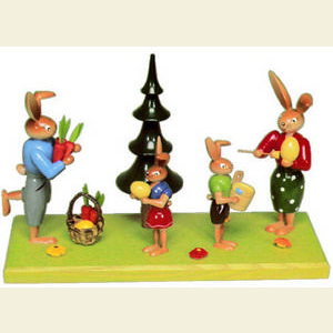 Kleine Figuren & Miniaturen Tiere Hasen Hasenfamilie mit Tanne - 12,5 cm