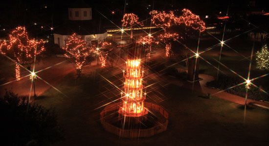 Die Weihnachtspyramide in Fredericksburg bei Nacht