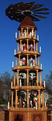 Die Weihnachtspyramide in Fredericksburg am Tag
