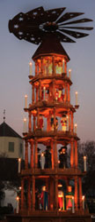 Die Weihnachtspyramide in Fredericksburg in der Dämmerung